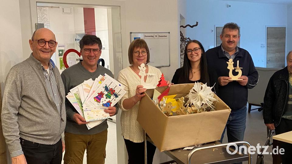 Übergabe der Weihnachtsgeschenke an die Heimbewohner durch VG-Leiter Gerald Reiter (Zweiter von links), Bürgermeister Reinhard Kreuzer (von rechts) und Denise Drächsler im AWO-Pflegezentrum in Eslarn. Bild: Nicole Rochelt, VG Schönsee