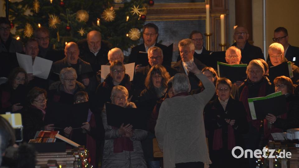 Alle Musiker und Sänger zusammen beendeten das große partnerschaftliche Abschlussjubiläumskonzert in der evangelischen Stadtkirche mit dem Danklied &quot;Nun danket alle Gott&quot;. Bild: dob