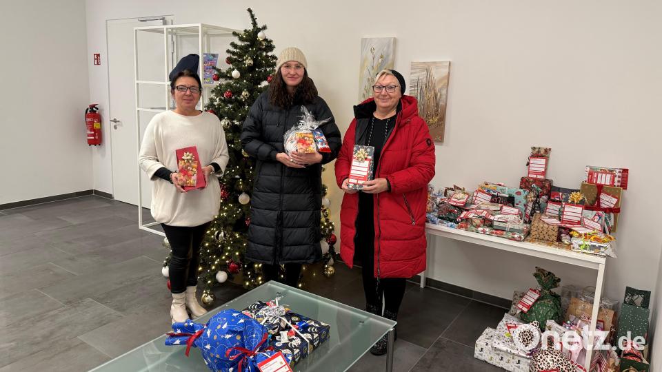 Die Geschenkübergabe an die Vertreter des Kinder- und Jugendhilfezentrums St. Josef in Wunsiedel an Frau Geyer (rechts) und Frau Wolf durch die Centermanagerin des NOC Nicole Deckstein (links). Bild: NOC Weiden