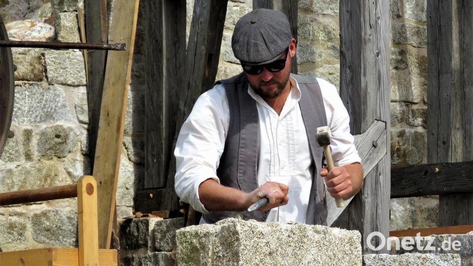 Der Steinmetz bei der Arbeit: So geht Burgbau per Handarbeit. Bild: ubb