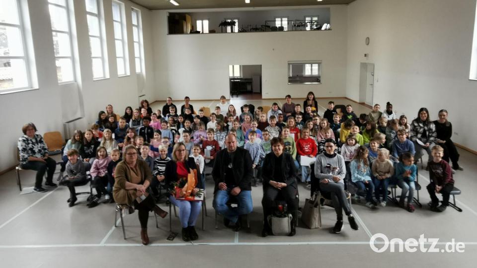 Die komplette Schulfamilie mit Schulleiterin Katharina Merther (li) und (v.r.) Elternbeiratsvorsitzender Nicole Kleber, gfi-Stellvertreterin Martina Weiß und 2. Bürgermeister Thomas Kleber nahmen von der OGTS-Leiterin Eva-Maria Procher mit Geschenken Abschied. Bild: gz