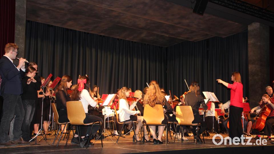 Das 41-köpfige Orchester unter der Leitung von Stefanie Heinrich. Bild: kro
