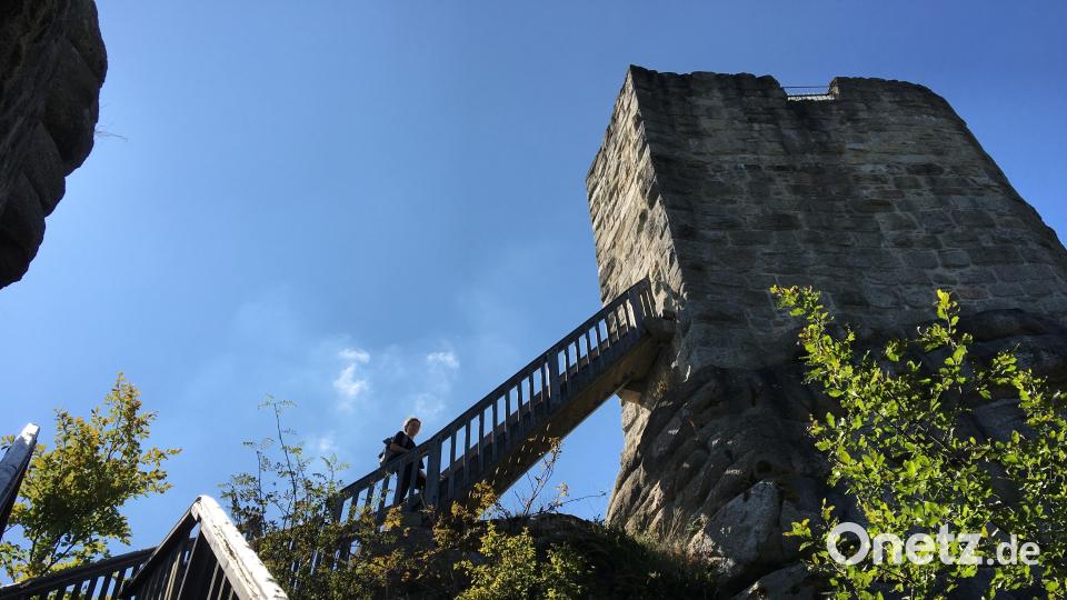 Über Holztreppen erreichen Wanderer den Bergfried der Burgruine. Bild: Hohlheimer