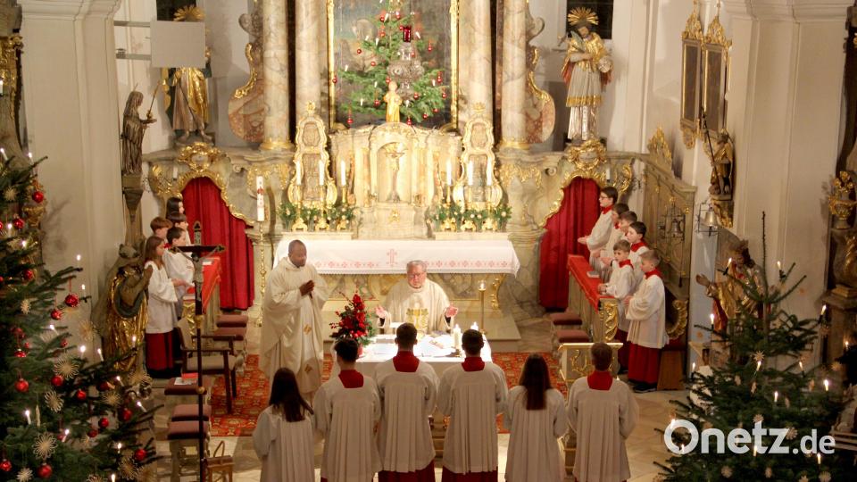 Die Weihnachtsbotschaft verkündeten Ruhestandspfarrer Max Stigler und Pfarrvikar Kenneth Onuoha bei der Christmette am Heiligen Abend in Niedermurach. Bild: Josef Böhm