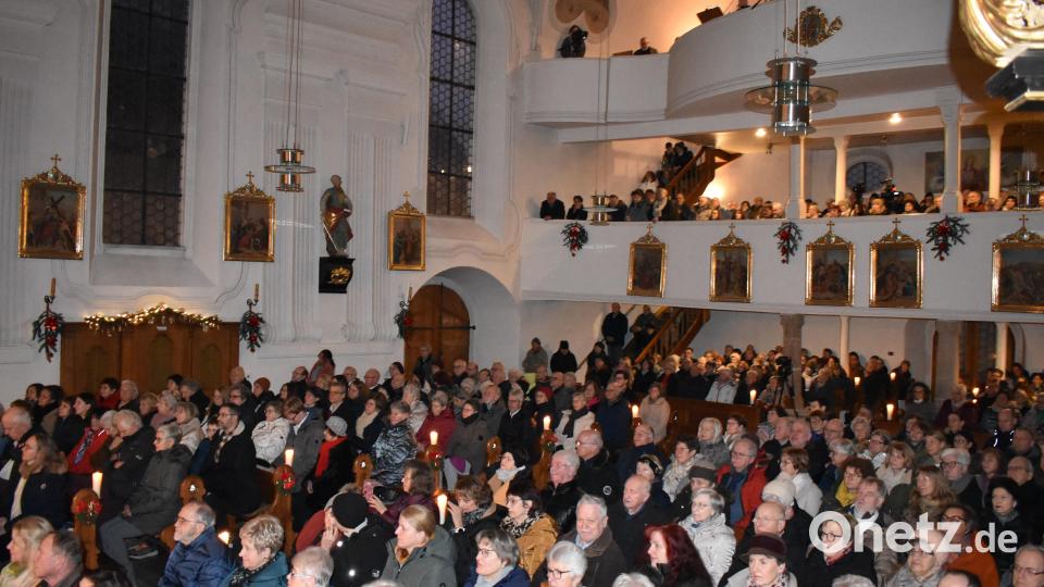 Sogar die Stufen zur Empore nutzten die Zuhörer in der übervollen Kirche als Plätze. Bild: rgr