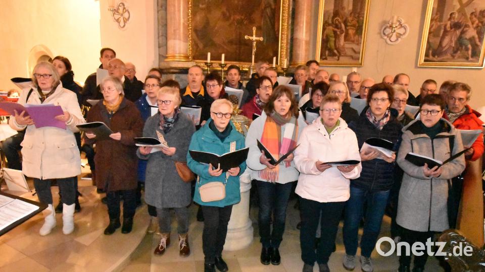 Die vereinigten Kirchenchöre und der Männergesangverein (im Bild vor dem Vitusaltar) und der Posaunenchor eröffneten das Konzert gemeinsam mit dem Lied &quot;Nun sei willkommen, Herre Christ&quot;. Bild: no