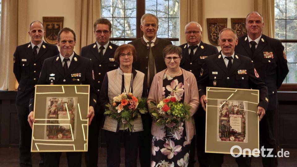 Verdiente Führungskräfte der Feuerwehr wurden bei einer Feier im Landratsamt verabschiedet. Das Bild zeigt (vorne von links) Peter Prechtl mit Ehefrau Roswitha, Wolfgang Fischer mit Ehefrau Sigrid, (hinten von links) Kreisbrandinspektor Klaus Schicker, Kreisbrandrat Stefan Gleißner, Landrat Roland Grillmeier, Kreisbrandinspektor Otto Braunreuther und Kreisbrandinspektor Wolfgang Wedlich. Bild: Sandro Fürst/Landratsamt Tirschenreuth