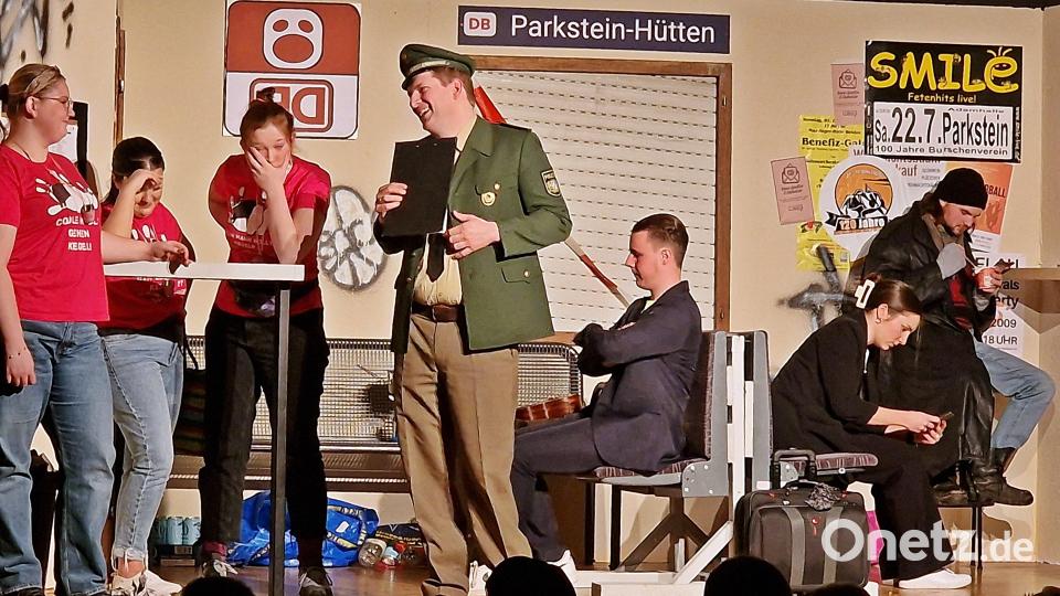 Der Polizist klärt auf, wohlmöglich ist ein Psychopath im Waggon. Bild: R. Kreuzer
