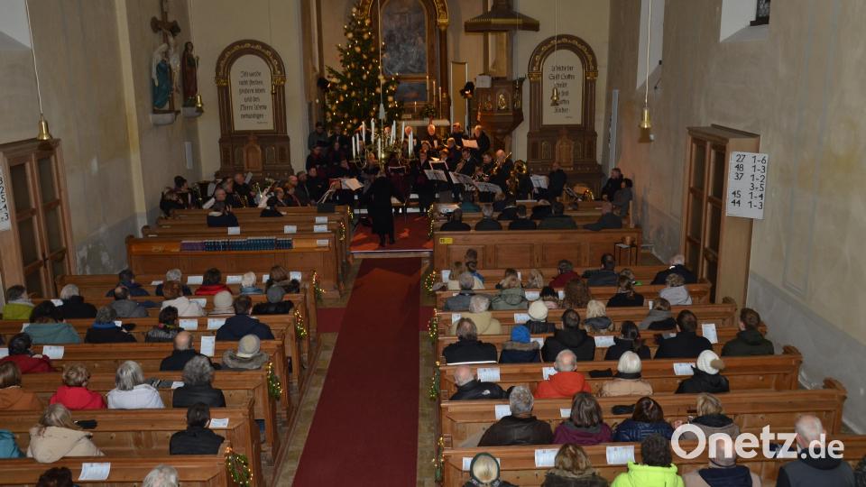 Bei einem Jubiläumsabschlusskonzert traten Musiker und Sänger aus der Partnerstadt Lauter-Bernsbach zusammen mit den Chören aus der evangelischen Kirchengemeinde auf. Der Kirchenchor feierte zugleich das 120-jährige Jubiläum. Bild: dob
