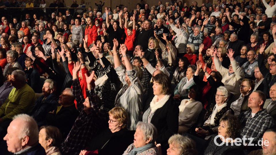 Das Publikum ist bei der &quot;Paldauer-Welle&quot; außer Rand und Band. Bild: Kunz