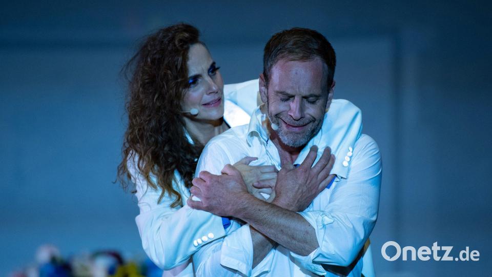 Schauspieler Julian Weigend als Protagonist Jedermann und Schauspielerin Marie Zielcke als gute Gesellin im Theaterstück &quot;Jedermann&quot;. Bild: Carsten Böttinger
