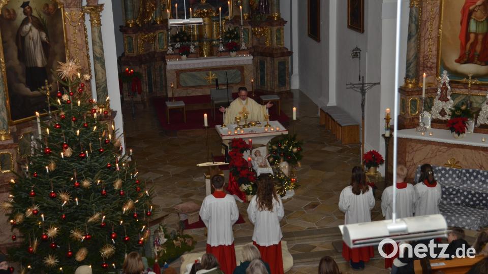"Heute brauchen wir dringender denn je, Wegweiser der Liebe Gottes in unserer aufgewühlten Zeit, die von Kriegen und unsäglichem Terror und auch Problemen im persönlichen Lebensbereich geprägt ist", war sich Dekan Alexander Hösl sicher. Bild: dob