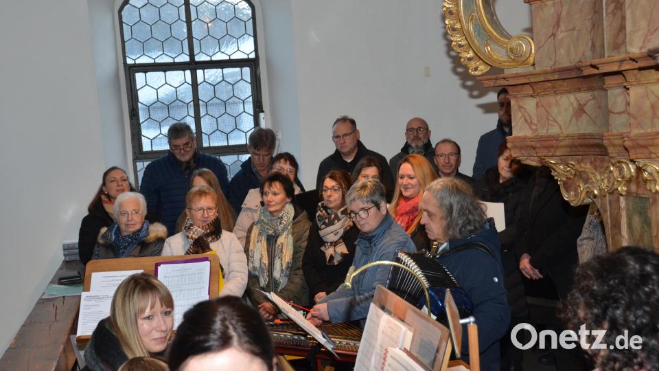 Bereits 20 Minuten vor Beginn der Christmette stimmen die „FrischZelln“ mit Andrea Zellner-Vitzthum und Martin Zellner aus Lennesrieth und Agnes Frischholz aus Tröbes mit Zither, Hackbrett und Akkordeon, sowie Julia Fehr an der Orgel und dem Kirchenchor wunderschön auf den Heiligabend ein. Bild: dob
