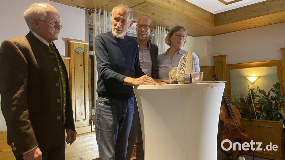 Urgestein Hannes Wilde (Zweiter von links) mit dem Laudator reinhold Escherl (links) und seinen Verwandten aus Hamburg. Bild: gri