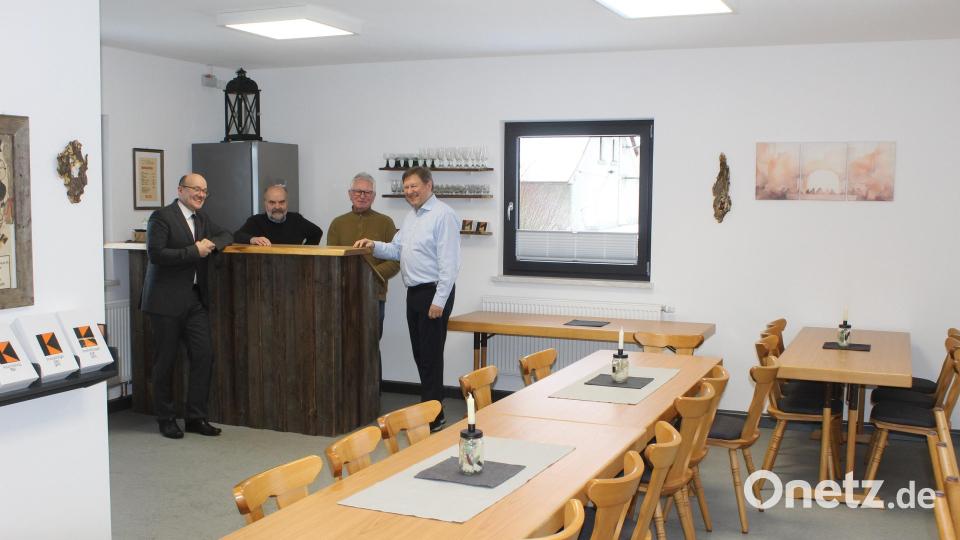 Das neue Jugendheim in Ebnath ist fertig. Kirchenpfleger Stefan Kausler (von links), Rudi Rubenbauer, Hubert Becher und Diakon Rudolf Hoffmann sind mit dem Ergebnis sehr zufrieden. Bild: soj