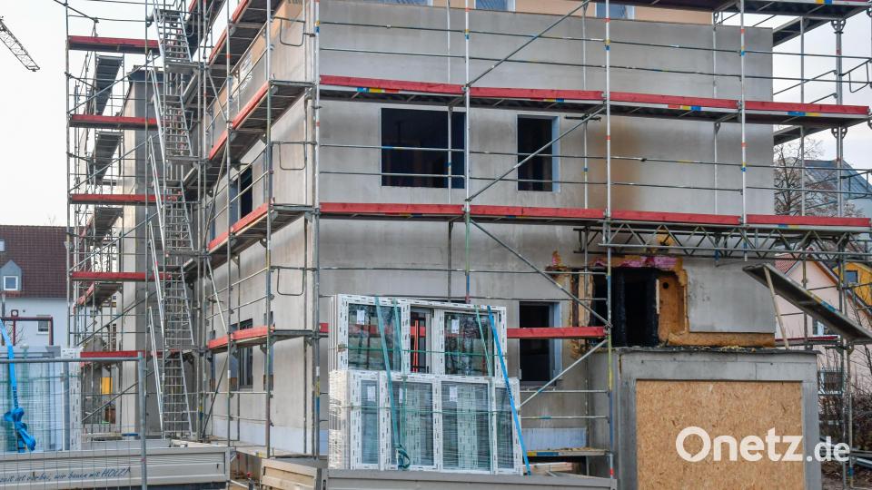 Beim Brand in einem Rohbau am Kümmersbrucker Dorfplatz entstanden fast 100 000 Euro Schaden. . Symbolbild: Petra Hartl