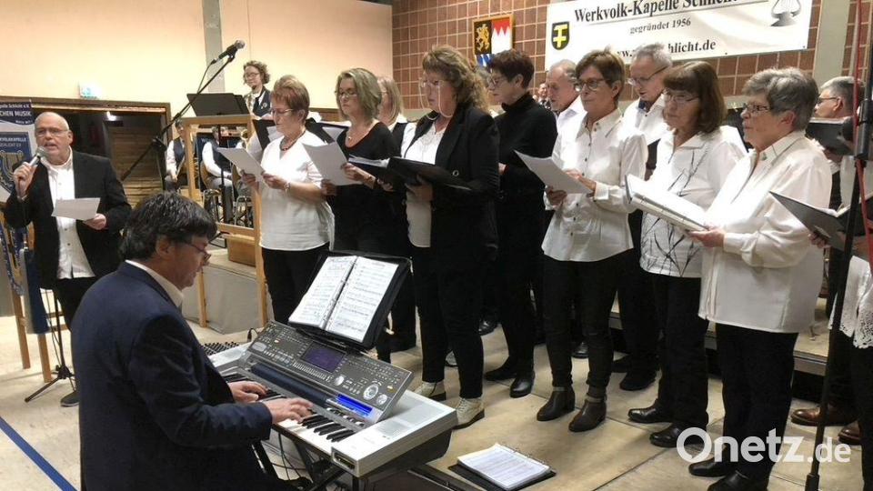 Begeistert ist das Publikum von den Darbietungen des Kirchenchors Sorghof, hier bei „Merry Christmas Everyone“ mit Chorleiter Säm Kraus an der Orgel und dem Solisten Rick Britton (links) . Bild: ct