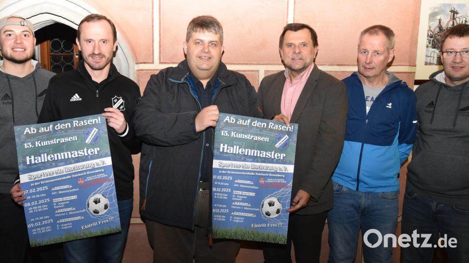 Bei der Präsentation des neugestalteten Plakats für das Hallenmaters 2025 (von links): Felix Dirscherl (Hallenmasters Team), Martin Luber (1.Vorsitzender SVI); Dieter Dehling (1.Bürgermeister Gemeinde Illschwang): Günther Koller (2. Bürgermeister Stadt Sulzbach-Rosenberg), Harald Janker (Hallenmasters Team) und Holger Kellner (Hallenmasters Team) Bild: no