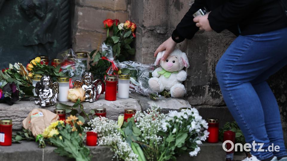 Eine Frau legt am Gedenkort an der Johanniskirche ein Plüschtier nieder. Am Freitagabend ist auf dem Weihnachtsmarkt in Magdeburg ein Autofahrer in eine Menschengruppe gefahren. +++ dpa-Bildfunk +++ Bild: Jan Woitas /dpa