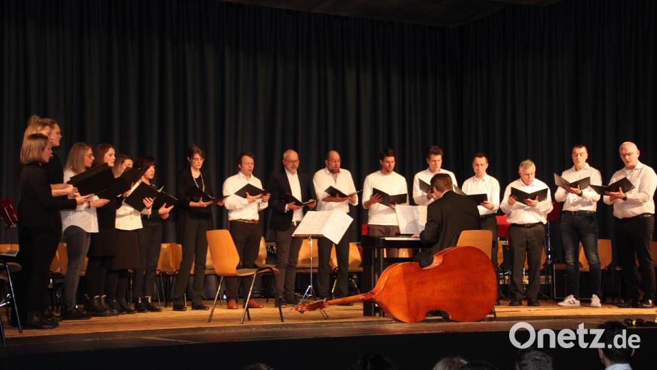 Nicht fehlen durfte der Lehrkräftechor, begleitet von Andreas Sagstetter am Klavier, der unter anderem &quot;Maria durch den Dornwald ging&quot; sang. Bild: kro