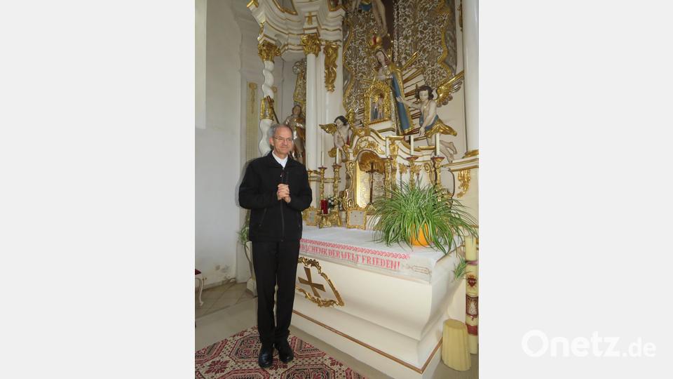 Pfarrer Johann Hofmann bedauert es, dass die Steinbergkirche nicht vor dem Pfarrhof renoviert wurde. "Aber sie hat ein stabiles Dach und ist bereits außen saniert", ist er froh, dass wenigstens keine Verfallerscheinungen auftauchen. Bild: ubb