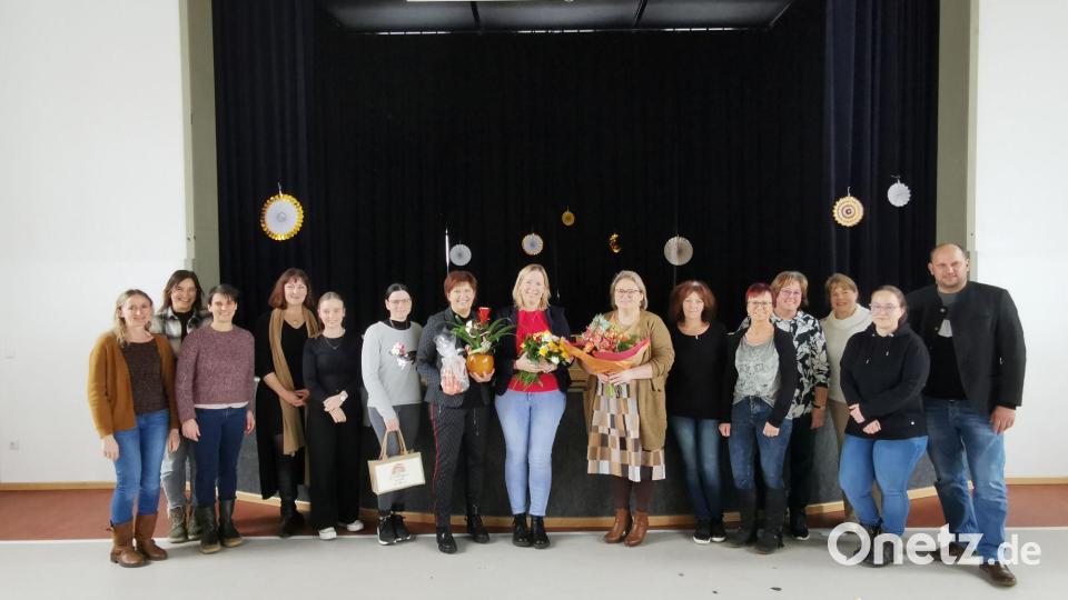 Die Schulfamilie um Schulleiterin Katharina Merther (7.v.r.), 2. Bürgermeister Thomas Kleber (re), gfi-Stellvertreterin Martina Weiß (7.v.l.), Elternbeiratsvorsitzende Nicole Kleber (6.v.l.) dankten für die gute Zusammenarbeit und begrüßten die Nachfolgerin Madlen Voit (2.v.r.). Bild: gz