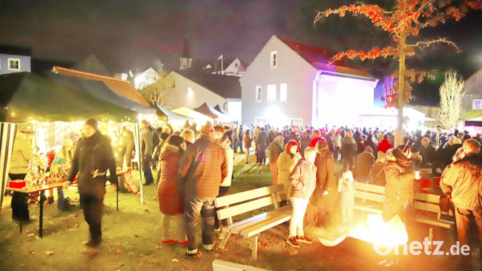 Bei Temperaturen knapp über dem Gefrierpunkt sind die Feuerstellen auf dem Dorfplatz in Etzenricht heiß begehrt. Bild: war