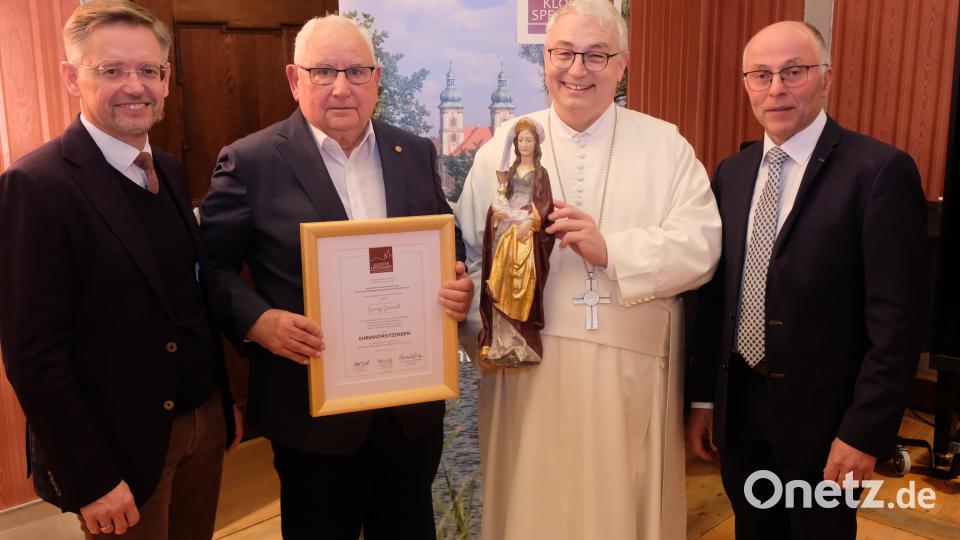 Die Ernennung von Georg Girisch (2.v.li.) zum Ehrenvorsitzenden des Vereins der Freunde und Förderer der Internationalen Begegnungsstätte Kloster Speinshart gehörte zu den Höhepunkten der Jubiläumsfeier des Vereins. Abt em. Hermann Josef Kugler, Administrator des Klosters, dankte mit einer Skulptur der hl. Barbara. Die Ehrenurkunde überreichten Tobias Reiß (li) und sein Stellvertrter Bürgermeister Albert Nickl (re). Bild: do
