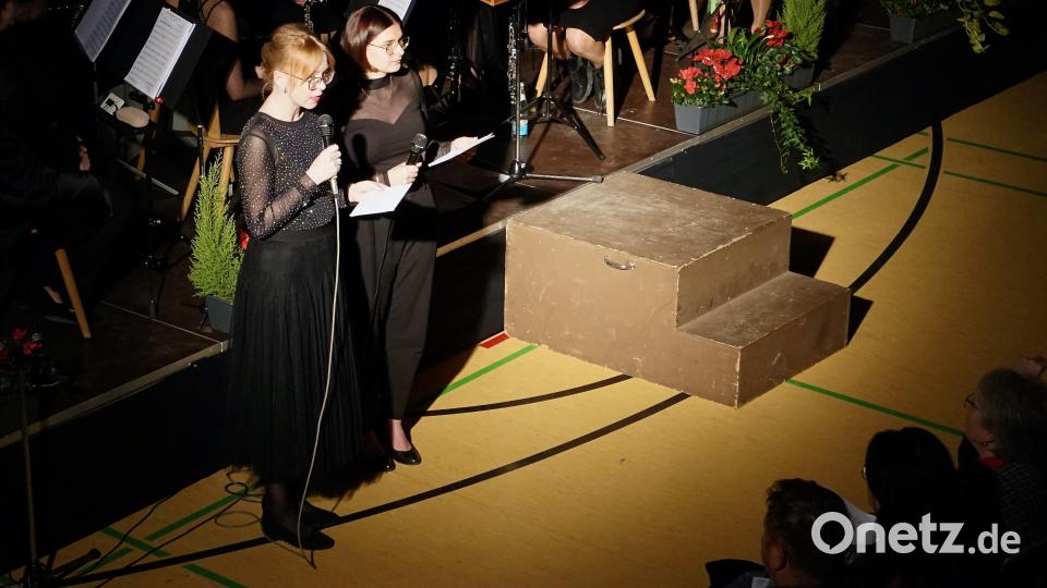 Verena Koch und Hannah Scheuerer (von links) führen durch das Programm der Gesamtkapelle. Bild: nib