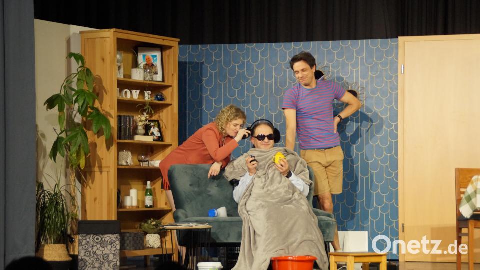 Julia (Julia Gitter) und Stefan (Johannes Niebauer) betüteln Hans (Martin Ebenhöch), bis ihm diese Unterdrückung auf die Nerven geht. Bild: wel