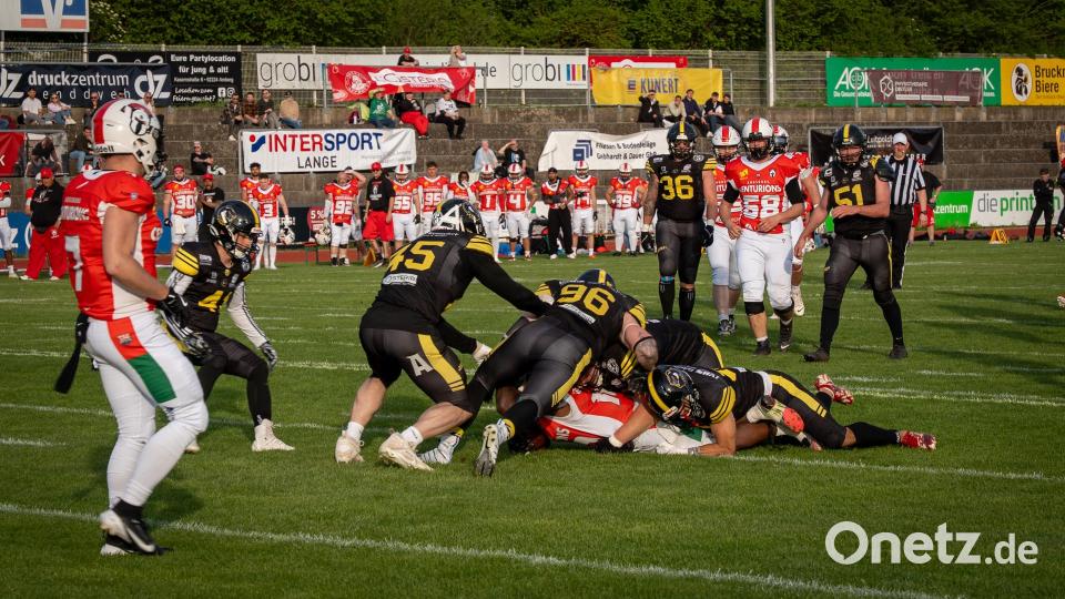 Als wäre die 19:42-Heimniederlage gegen die Augsburg Centurions nicht schon ernüchternd genug gewesen: Die American Footballer der Amberg Mad Bulldogs erlebten einen Saisonstart zum Vergessen. Bild: Alexander Unger