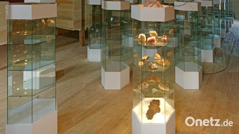 In 26 Sechseckvitrinen und 22 Schaukästen präsentiert Ferdinand Wagner künftig seine glitzernden Schätze. Bild: tr