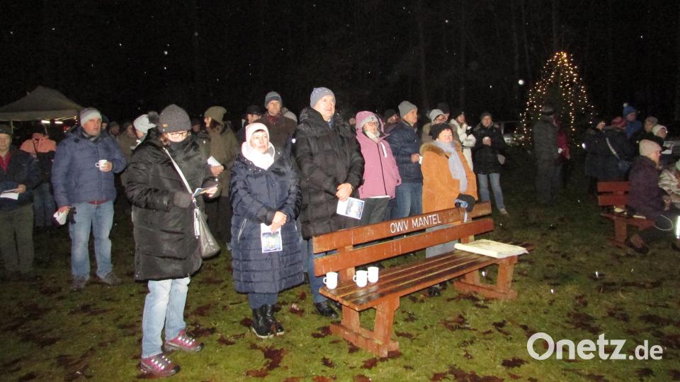 Einige Hundert Besucher trotzten dem Regen und kamen zur Waldweihnacht ins Waldforum bei Rupprechtsreuth. Bild: sei
