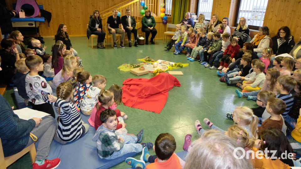 Ein großer Kreis sagte dem scheidenden Leiter Sebastian Reil ein Dankeschön für eine tolle Zeit. Bild: Fred Lehner