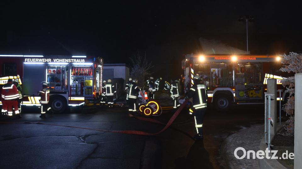 Bei einem Gartenhausbrand am Silvestermorgen rückten 136 Einsatzkräfte von Feuerwehren, BRK und Polizei an. Der Brand war schnell unter Kontrolle. Verletzt wurde niemand. Bild: dob