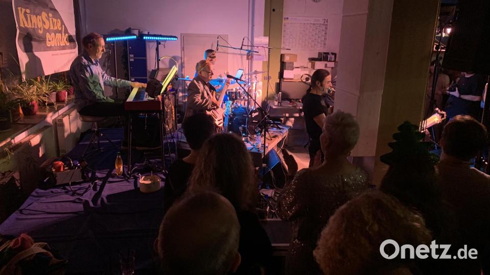 Die Band von der Seite. Bild: dus