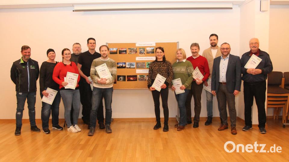 Bürgermeister Markus Bauriedl (Zweiter von rechts) und Festleiter Tobias Kirner (links) freuen sich mit den Preisträgern. Bild: pi