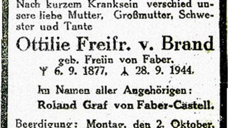 Erst vier Tage nach der Beisetzung in der Familiengruft derer von Brand an der St. Nikolauskirche in Etzelwang erschien in einer kriegsbedingten Notausgabe der Amberg-Sulzbacher diese schlichte Traueranzeige. Die Trauerfeier, an der zahlreiche Menschen aus dem ganzen Umland teilnahmen, hielt der evangelische Pfarrer Raum von Etzelwang. Ottilie („Tilly“) war am 28. September 1944 im Alter von 67 Jahren unerwartet an den Folgen eines kleinen Eingriffs in der Klinik Hallerwiese in Nürnberg gestorben. Repro: wsl