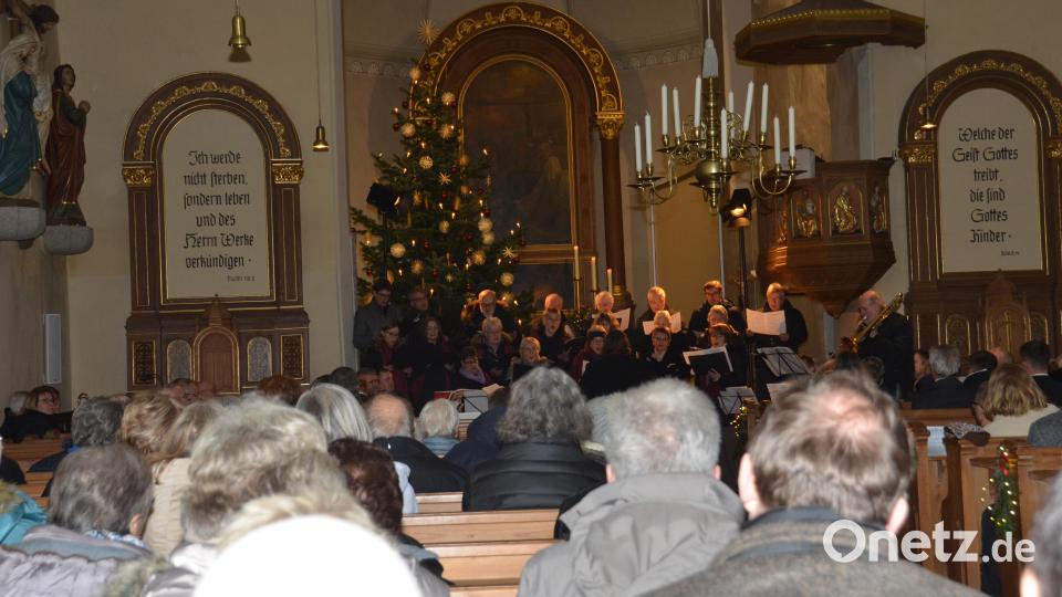 Der Chor &quot;Sing mit&quot; aus der evangelischen Kirchengemeinde Vohenstrauß eröffnete mit dem Motto der Jahreslosung 2024 &quot;Alles in Liebe&quot;. Bild: dob