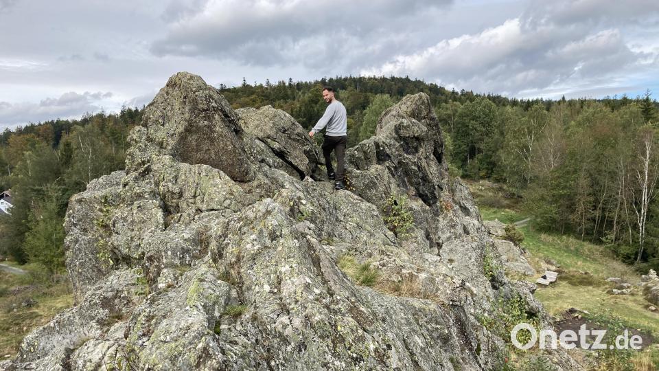 Viele Gneiskuppen bei Stadlern sind zwischen den Bäumen versteckt. Der Hochfels hingegen ist durch seine freie Lage besonders imposant. Bild: Stefanie Swann
