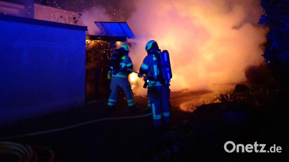 Am Donnerstagabend hat es in einem Gartenhaus in der Sandgasse in Regensburg gebrannt. Bild: Berufsfeuerwehr Regensburg