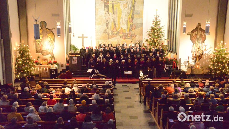 Zur Eröffnung des Adventskonzertes sang der Gemeinschaftschor &quot;Sancta Maria&quot; Bild: bey