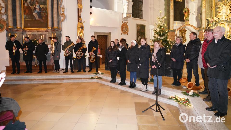 Die Protagonisten des Fahrenberger Weihnachtskonzerts. Rechts im Bild: Organist Georg Schmidbauer Bild: fvo