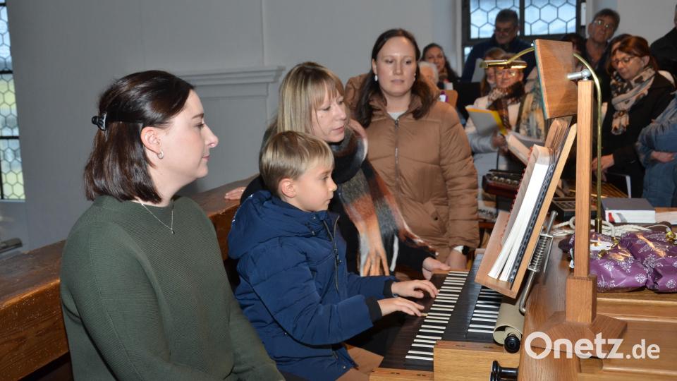 Chorleiterin Daniela Bock (Dritte von links) führt schon die Jüngsten an das Kircheninstrument heran. Bild: dob