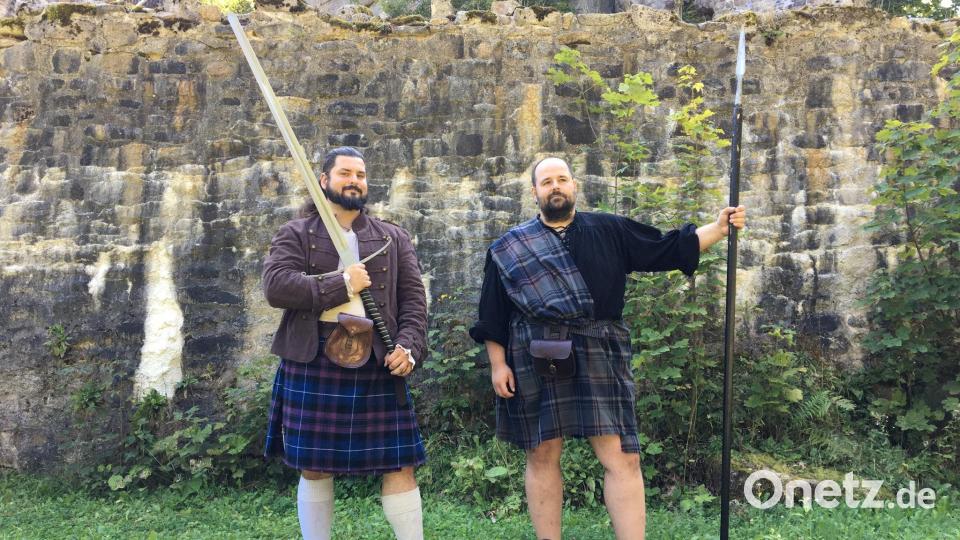 Nicht nur die Burg stammt aus dem Mittelalter: Für Timur Cagirgan (links) und Matthias Albright ist der Weißenstein eine perfekte Kulisse. Die Männer aus Wiesau filmen dort Videos, in denen sie mittelalterliche Kampftechniken vorstellen. Bild: Hohlheimer