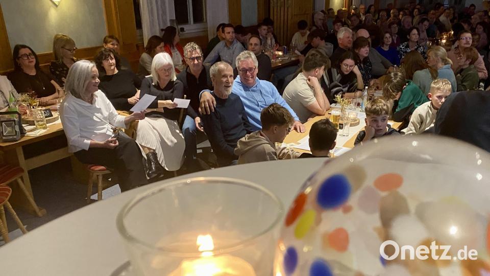 Das Urgestein: Die Trophäe rechts im Vordergrund ging an Hannes Wilde (in der Bildmitte im dunkelblauen Pullover). Bild: gri