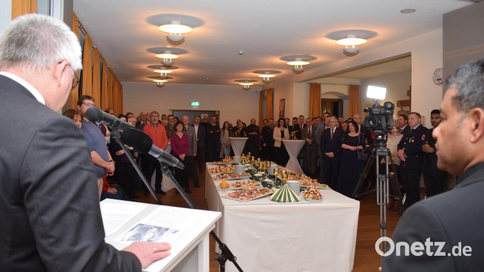 Bürgermeister Richard Tischler und Pater Georg heißen rund 130 Vertreter von Behörden, Organisationen, Verbänden und Vereinen zum Neujahrsempfang im Pfarrheim willkommen. Bild: bnr