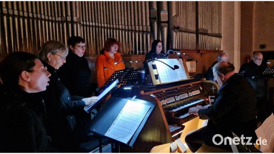 Die gesanglichen Beiträge der „Chorschola“ unter Leitung von Michael Koch sind ebenfalls ein fester Bestandteil des Weihnachtskonzertes. Bild: mab