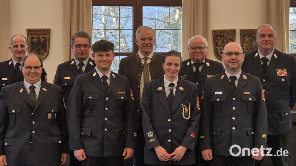 Neue Feuerwehrführungskräfte treten im Landkreis Tirschenreuth ihr Amt an. Fachberater Presse- und Öffentlichkeitsarbeit ist Florian Trißl, Kreisbrandmeister für den Bereich Waldsassen Felix Kubitschek, Fachberaterin Frauenbeauftragte Stefanie Siller, Kreisbrandmeister für den Bereich Neusorg Michael Knott (vorne von links). Es gratulierten Kreisbrandinspektor Klaus Schicker, Kreisbrandrat Stefan Gleißner, Landrat Roland Grillmeier, Kreisbrandinspektor Otto Braunreuther, Kreisbrandinspektor Wolfgang Wedlich (hinten von links). Bild: Sandro Fürst/Landratsamt Tirschenreuth