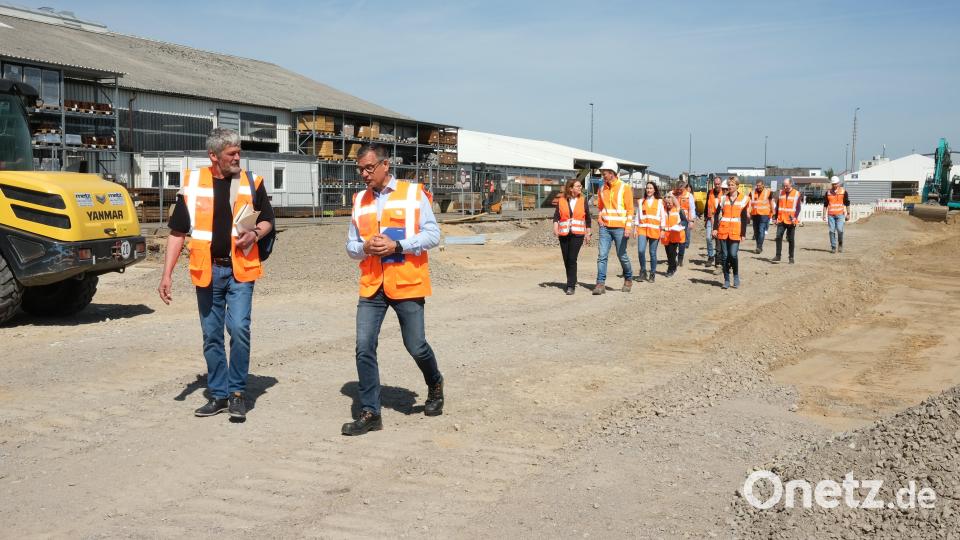 Blick auf das 2400 Quadratmeter große Gelände, auf dem die neue Produktionshalle entstehen wird. Bild: Hirsch